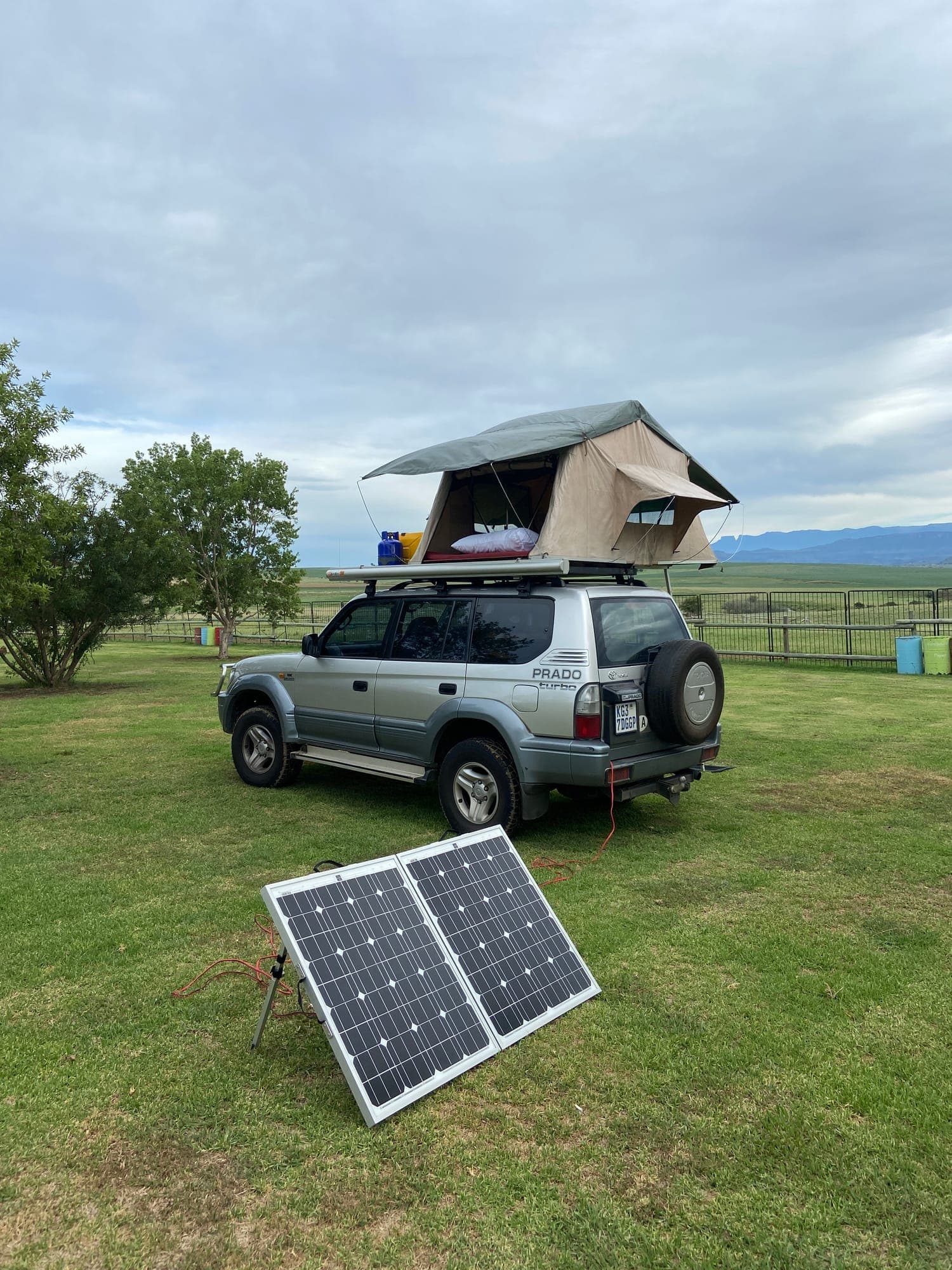 Toyota Land Cruiser Prado mit Dachzelt und Solarpanels in Afrika