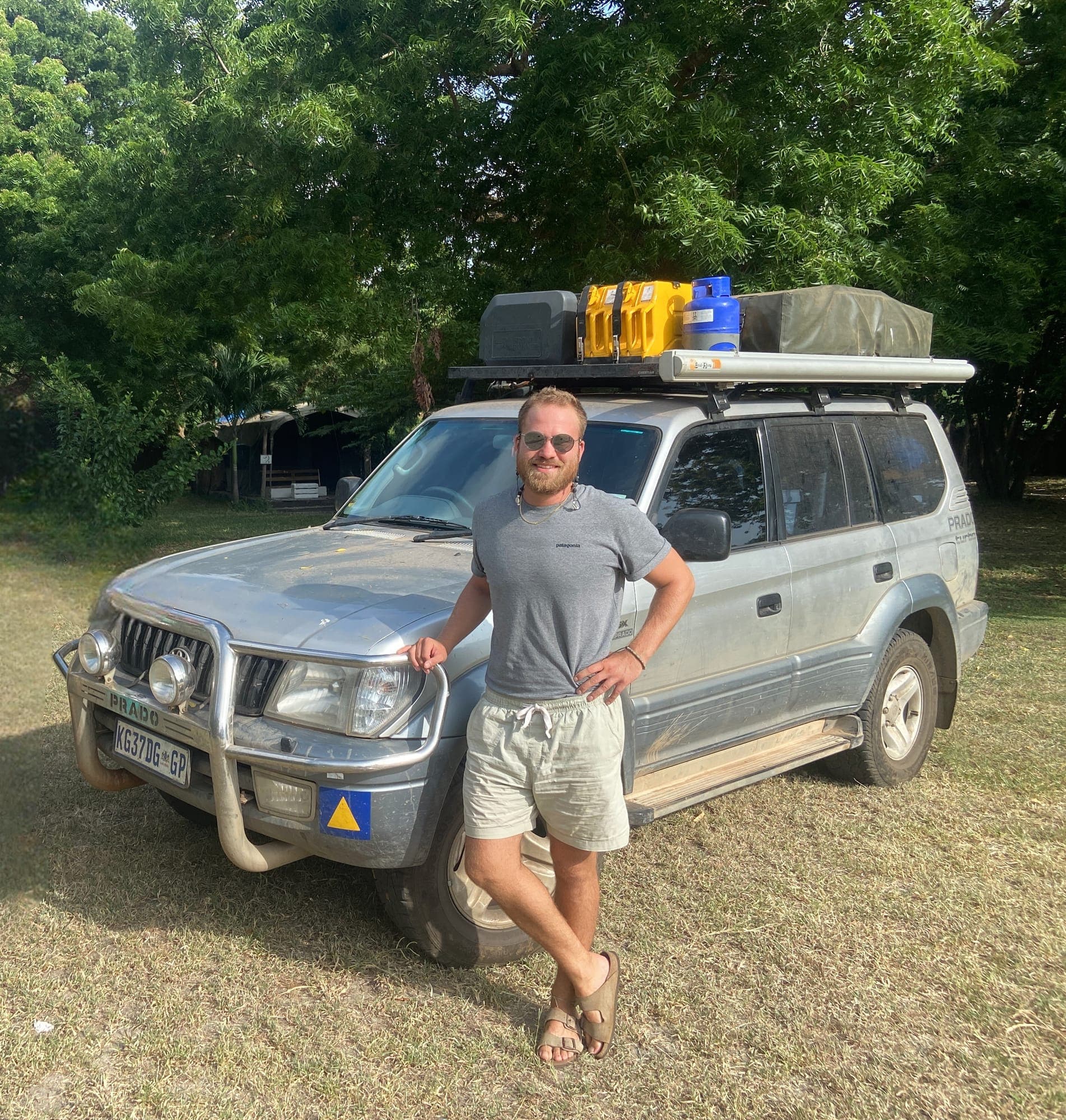 Swen mit seinem selbst ausgebauten 4x4 auf der Reise durch Afrika
