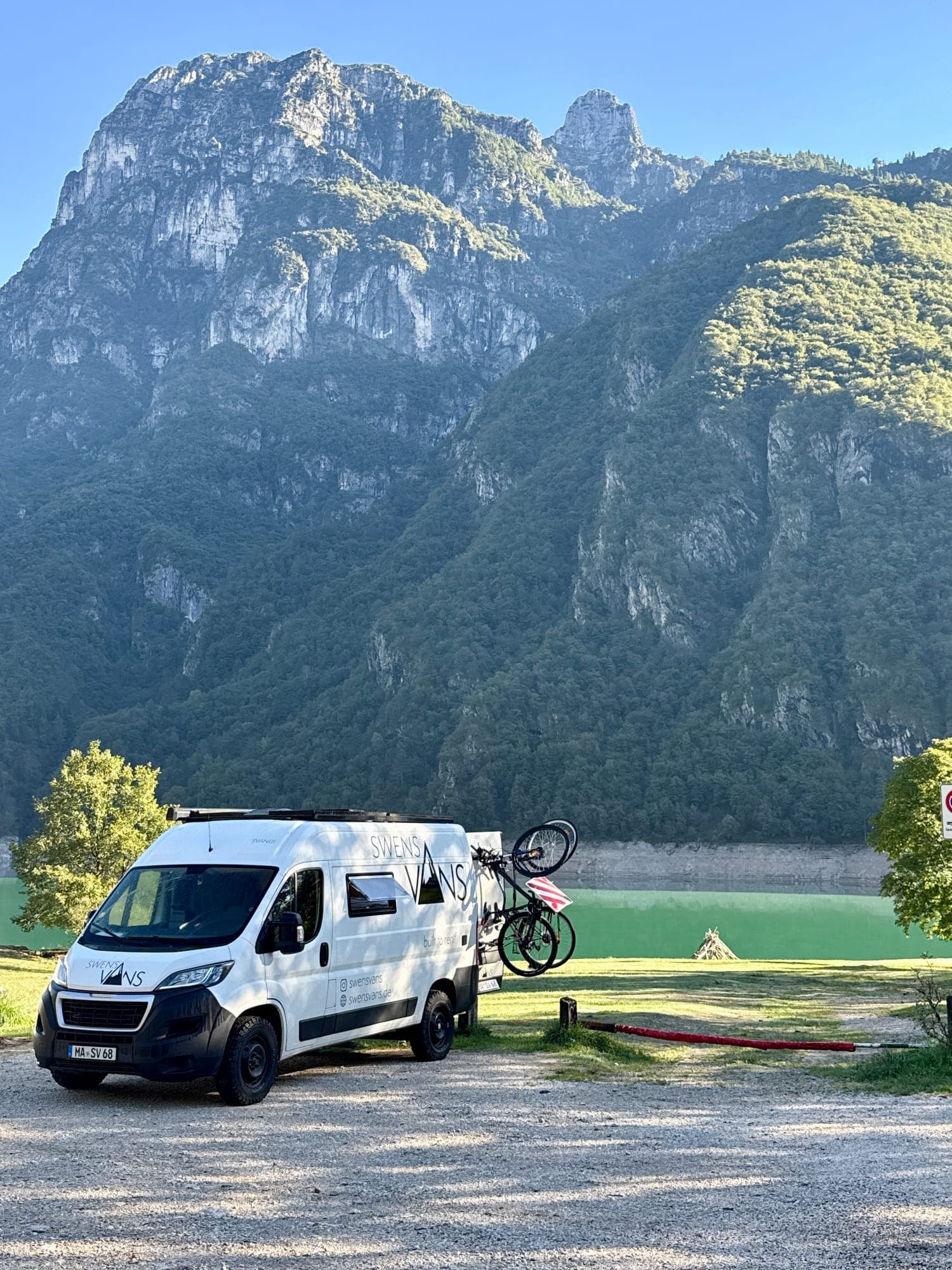 SVAN 01 Campervan am türkisgrünen Bergsee in den Alpen