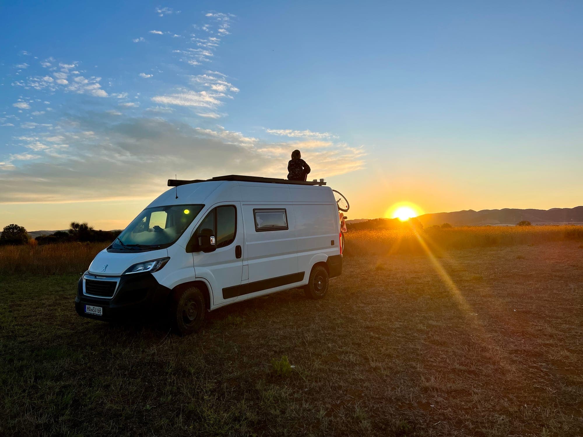 SVAN 01 Campervan bei Sonnenuntergang auf einem Feld, Campervan mieten in Mannheim