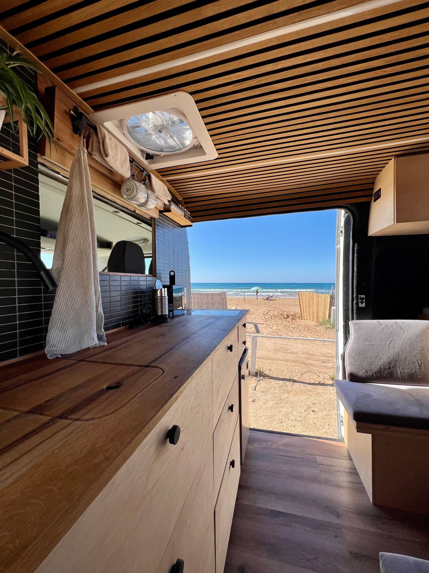 Blick aus der Campervan-Küche auf Strand und Meer