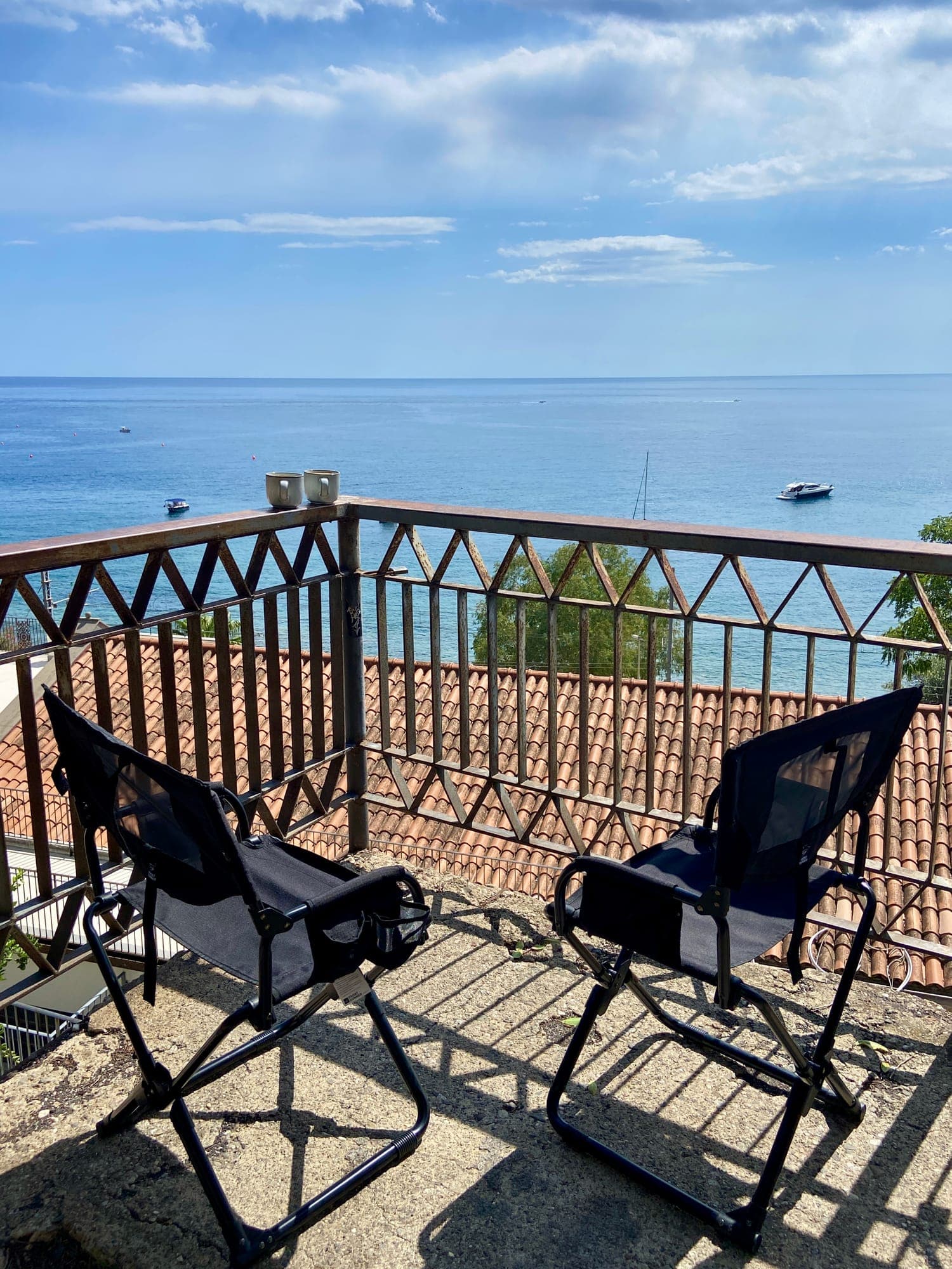 Campingstühle mit Meerblick neben dem SVAN 01