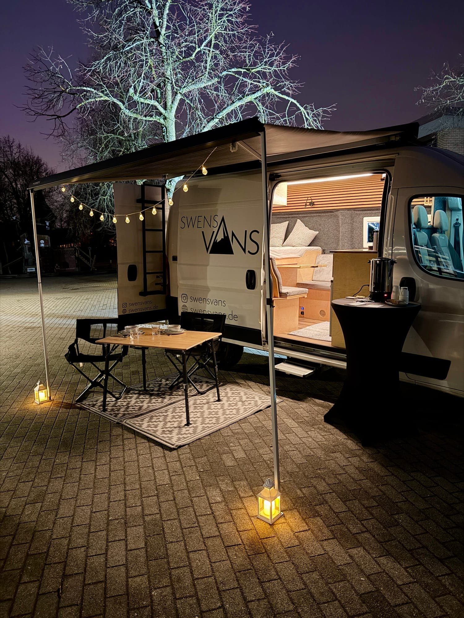 SVAN 01 Campervan mit Markise und Lichterkette am Abend