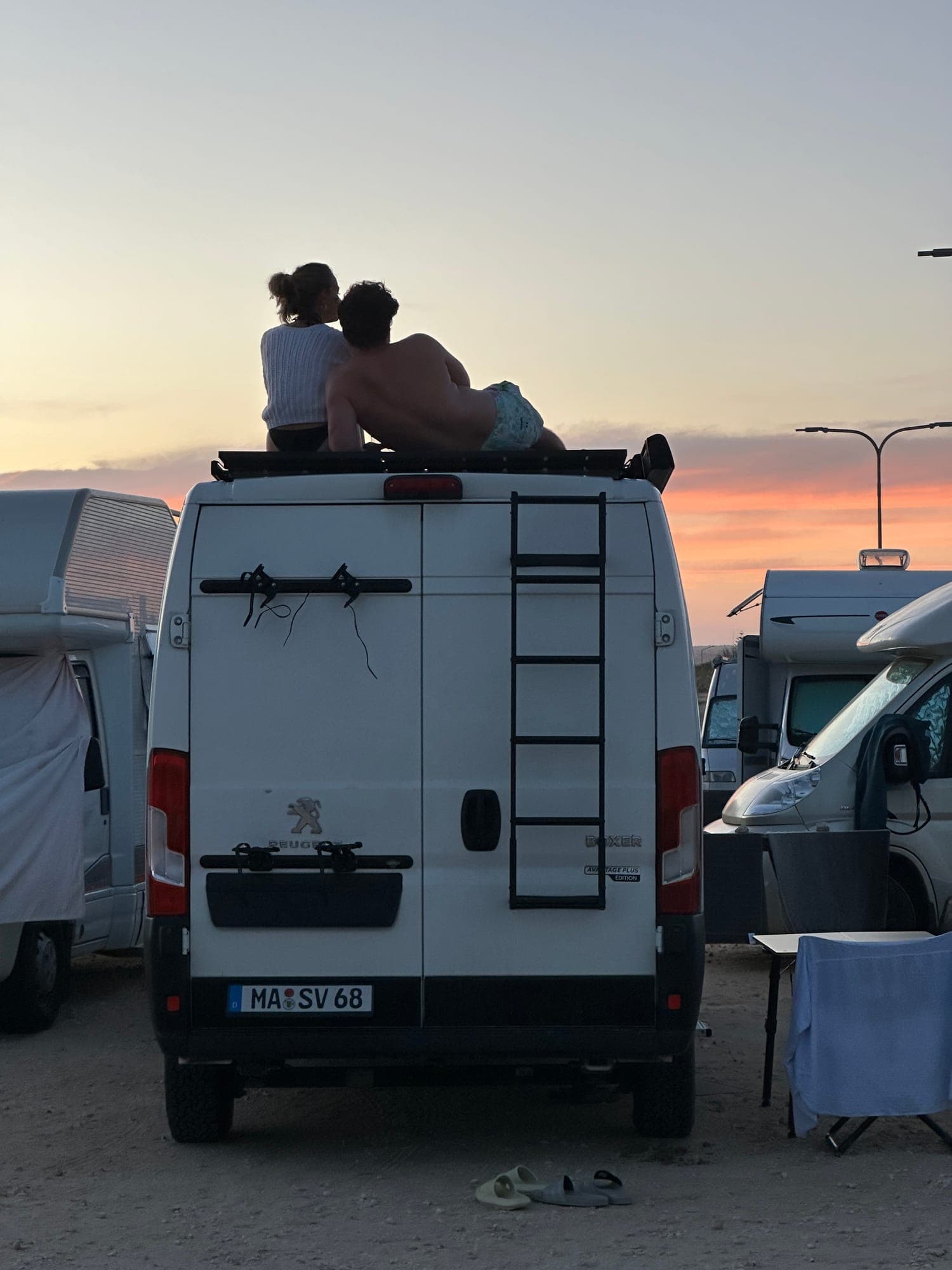 SVAN 01 Campervan mit Dachterrasse in den Bergen bei Dämmerung